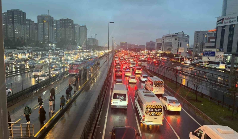 İstanbul’da yağışla birlikte trafik yoğunluğu yüzde 90’a ulaştı