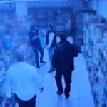 Markette "şeker dökme" diye uyarınca darbedildi: O anlar kamerada