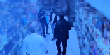 Markette "şeker dökme" diye uyarınca darbedildi: O anlar kamerada