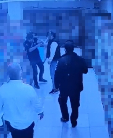 Markette "şeker dökme" diye uyarınca darbedildi: O anlar kamerada