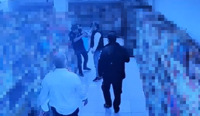 Markette "şeker dökme" diye uyarınca darbedildi: O anlar kamerada