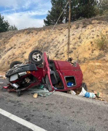 Bozüyük’te kontrolden çıkan kamyonet ters döndü; 2 kişi yaralandı