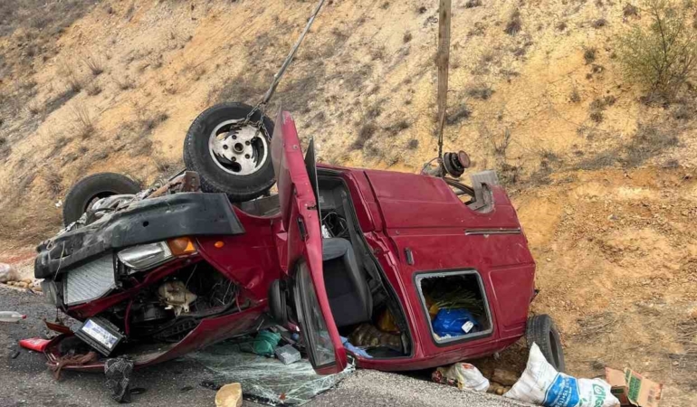 Bozüyük’te kontrolden çıkan kamyonet ters döndü; 2 kişi yaralandı