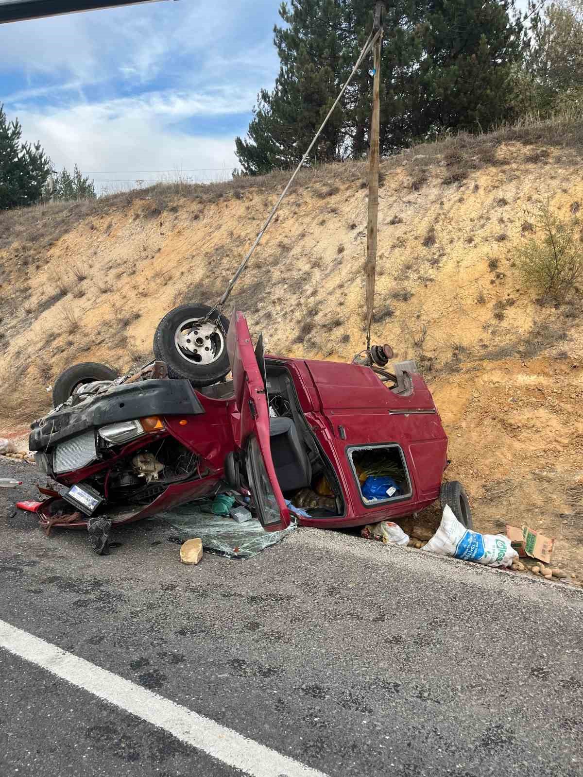 Bozüyük’te kontrolden çıkan kamyonet ters döndü; 2 kişi yaralandı