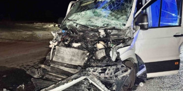 Edirne’de tıra çarpan panelvan hurdaya döndü