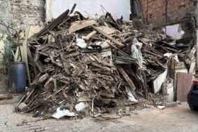 Beyoğlu’nda kısmi çökme yaşanan ahşap bina tamamen yıkıldı