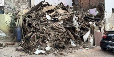 Beyoğlu’nda kısmi çökme yaşanan ahşap bina tamamen yıkıldı