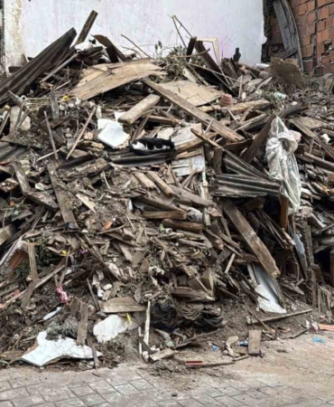 Beyoğlu’nda kısmi çökme yaşanan ahşap bina tamamen yıkıldı