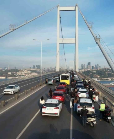 15 Temmuz Şehitler Köprüsü’nde 09.05’te vatandaşlar araçlarından inerek saygı duruşunda bulundu