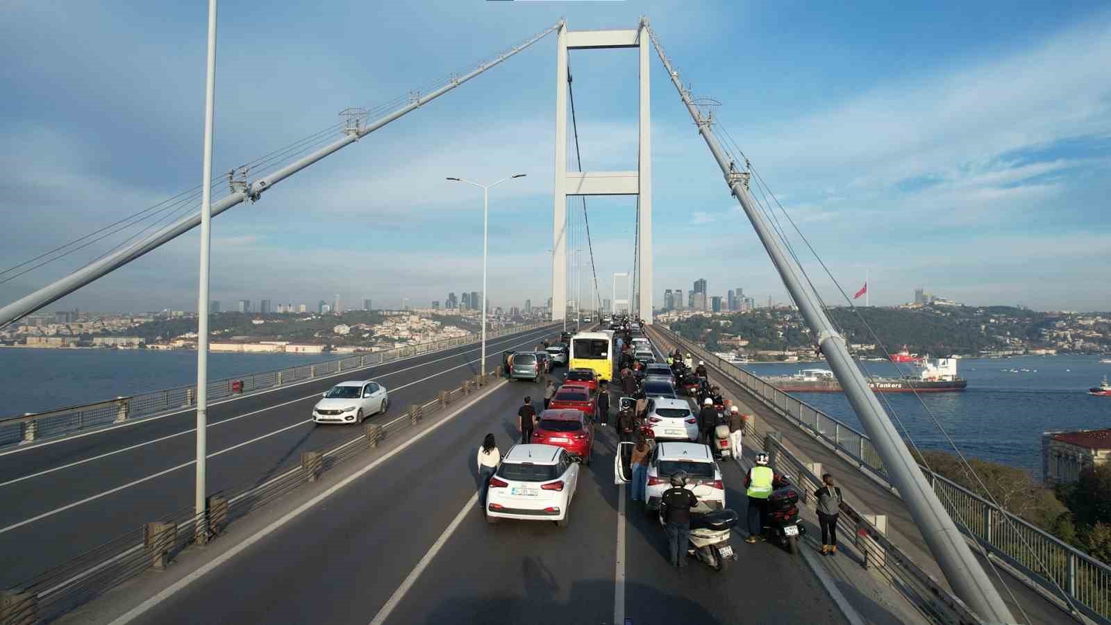 15 Temmuz Şehitler Köprüsü’nde 09.05’te vatandaşlar araçlarından inerek saygı duruşunda bulundu