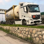 D-650’de park halindeki tıra çarpan otomobil hurdaya döndü: 1’i ağır 3 yaralı