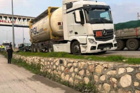 D-650’de park halindeki tıra çarpan otomobil hurdaya döndü: 1’i ağır 3 yaralı