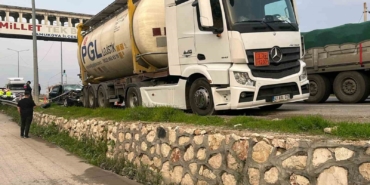 D-650’de park halindeki tıra çarpan otomobil hurdaya döndü: 1’i ağır 3 yaralı