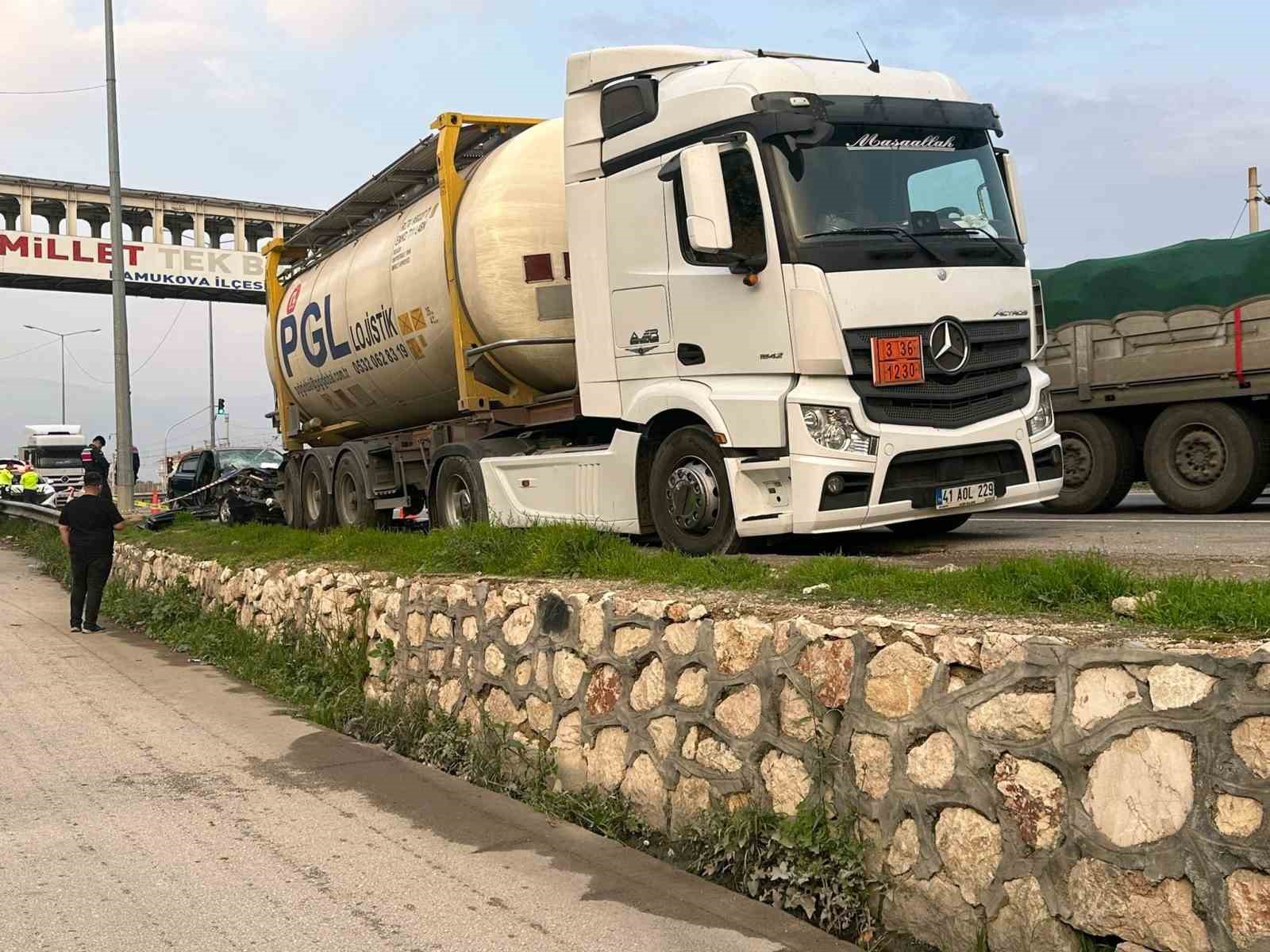 D-650’de park halindeki tıra çarpan otomobil hurdaya döndü: 1’i ağır 3 yaralı