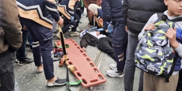 Sultangazi’de otomobil ile motosiklet tramvay yolunda çarpıştı: 1 yaralı