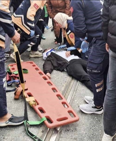 Sultangazi’de otomobil ile motosiklet tramvay yolunda çarpıştı: 1 yaralı