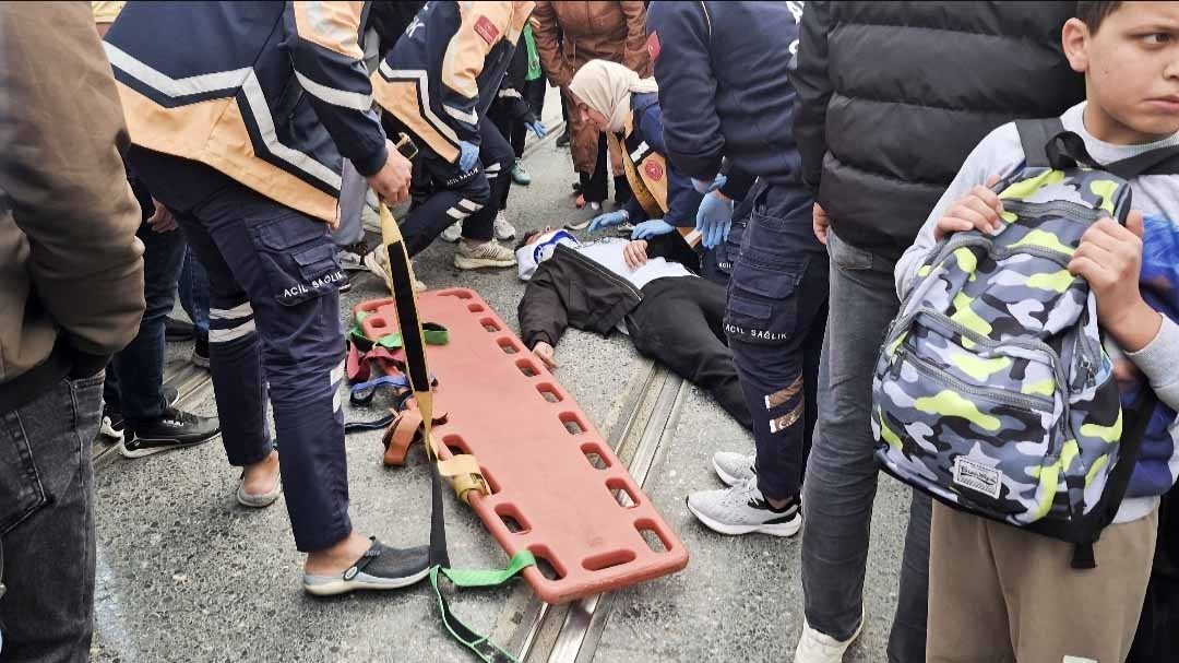 Sultangazi’de otomobil ile motosiklet tramvay yolunda çarpıştı: 1 yaralı