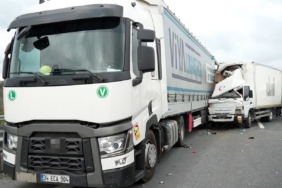 Otoyolda geri geri gelen tıra kamyonet çarptı: 1 ölü, 1 yaralı