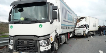 Otoyolda geri geri gelen tıra kamyonet çarptı: 1 ölü, 1 yaralı