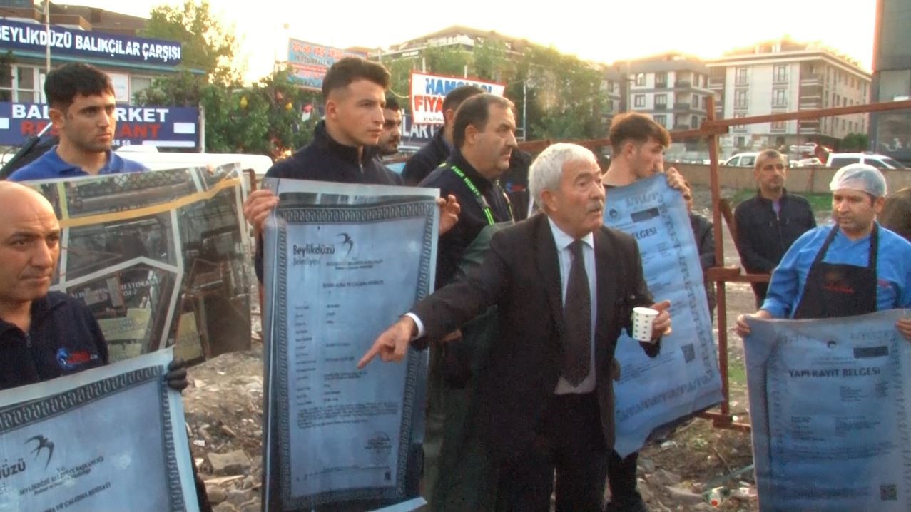 Beylikdüzü’nde esnaf ile zabıta karşı karşıya geldi, gergin anlar yaşandı