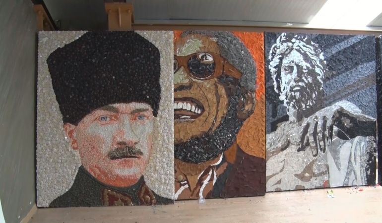 Atıkları sanat eserine dönüştürdü, tabloları tüm dünyada yer buldu