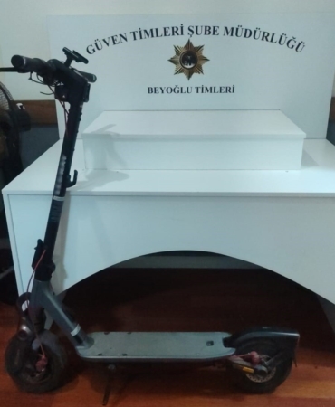 Beyoğlu’nda scooter hırsızlığı kamerada: 2 gözaltı