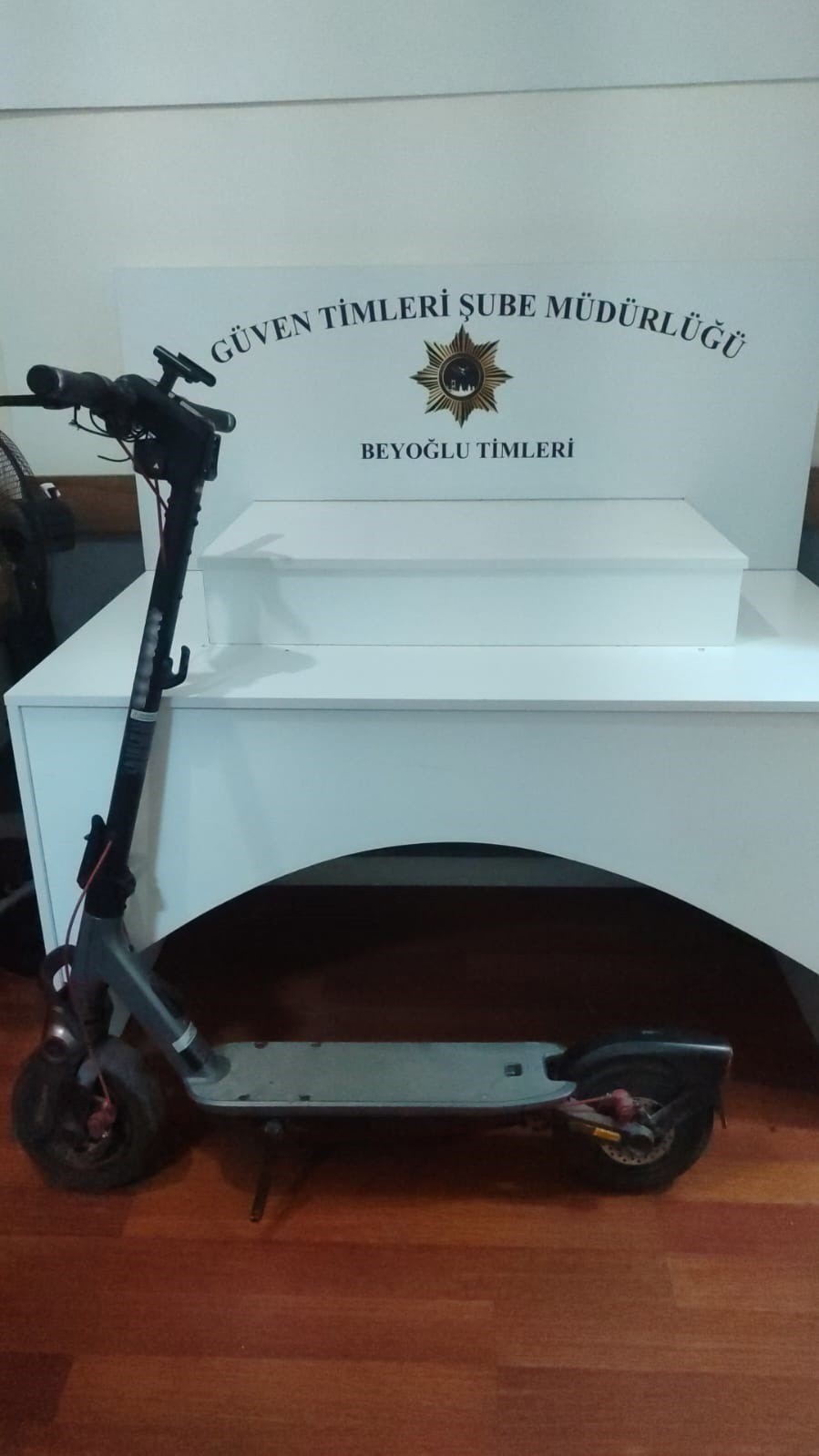 Beyoğlu’nda scooter hırsızlığı kamerada: 2 gözaltı