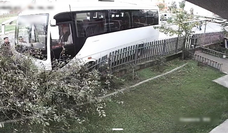 Tekirdağ’da servis minibüsü ağaca çarptı: 1 yaralı