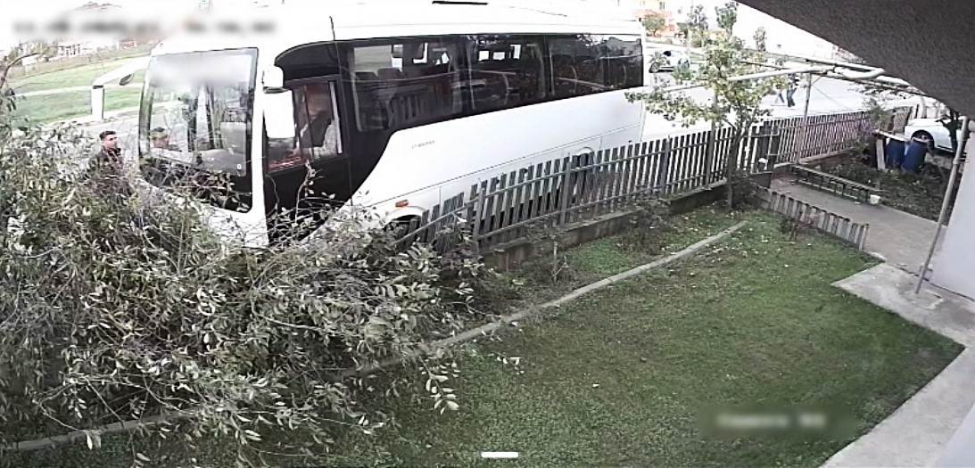 Tekirdağ’da servis minibüsü ağaca çarptı: 1 yaralı