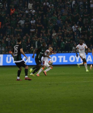 Trendyol Süper Lig: Kocaelispor: 1 - Galatasaray: 0 (İlk yarı)