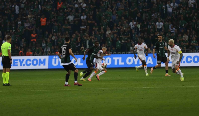 Trendyol Süper Lig: Kocaelispor: 1 - Galatasaray: 0 (İlk yarı)
