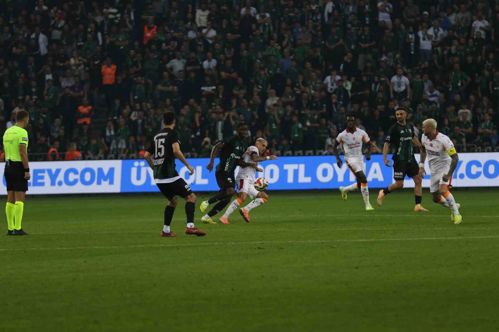 Trendyol Süper Lig: Kocaelispor: 1 - Galatasaray: 0 (İlk yarı)