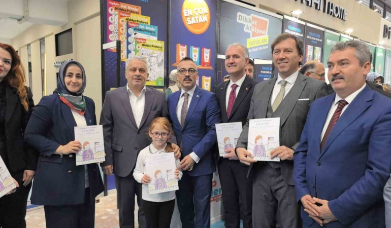 9 yaşındaki kız öğrenciden duygulandıran çalışma 10 günde "Filistin’e Dönmek İsteyen Kız" kitabını yazdı