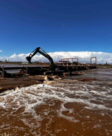 Ayvacık’ta taşan çay için çalışmalar devam ediyor