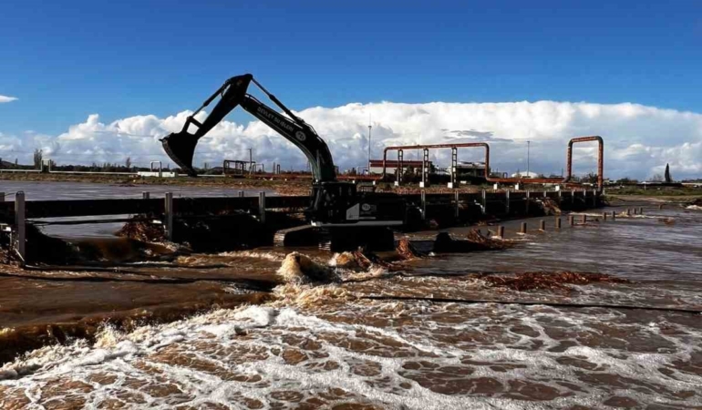 Ayvacık’ta taşan çay için çalışmalar devam ediyor
