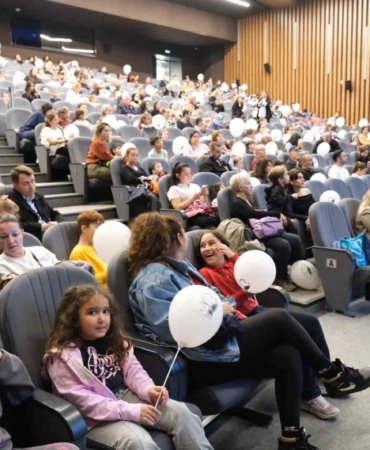 Büyükçekmeceli çocuklar, çocuk hakları gününde tiyatroda buluştu