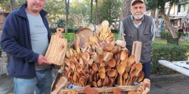 Yakacak olarak kullanılan zeytin odunlarını mutfak gereçlerine dönüştürüyor