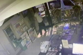 Böcek ailesinin hayatını kaybettiği feci olaya ilişkin yeni görüntüler ortaya çıktı. Servet Böcek’in otelin kapısının kilitli olmasından kaynaklı dışarı çıkamadığı, kapının önünde ambulansın beklediği anlar kameraya yansıdı.