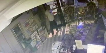 Böcek ailesinin hayatını kaybettiği feci olaya ilişkin yeni görüntüler ortaya çıktı. Servet Böcek’in otelin kapısının kilitli olmasından kaynaklı dışarı çıkamadığı, kapının önünde ambulansın beklediği anlar kameraya yansıdı.