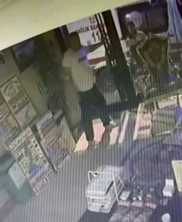 Böcek ailesinin hayatını kaybettiği feci olaya ilişkin yeni görüntüler ortaya çıktı. Servet Böcek’in otelin kapısının kilitli olmasından kaynaklı dışarı çıkamadığı, kapının önünde ambulansın beklediği anlar kameraya yansıdı.