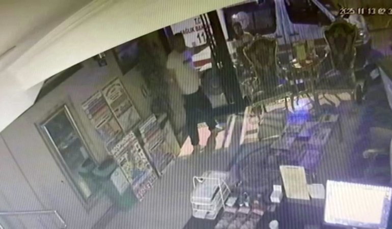 Böcek ailesinin hayatını kaybettiği feci olaya ilişkin yeni görüntüler ortaya çıktı. Servet Böcek’in otelin kapısının kilitli olmasından kaynaklı dışarı çıkamadığı, kapının önünde ambulansın beklediği anlar kameraya yansıdı.