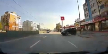 Freni boşalan minibüs üç şeritli yola indi, kamyonet sürücüsü kazadan kıl payı kurtuldu