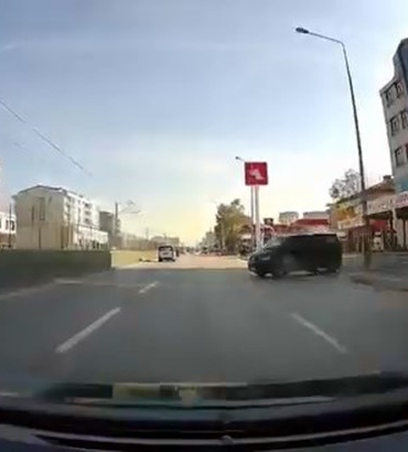 Freni boşalan minibüs üç şeritli yola indi, kamyonet sürücüsü kazadan kıl payı kurtuldu