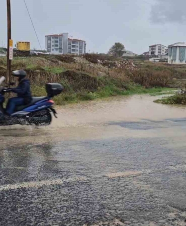 Tekirdağ’da şiddetli sağanak yolları dereye çevirdi