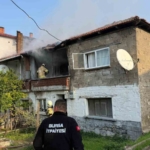 İki katlı evde yangın paniği mahalleyi sardı
