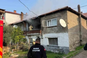 İki katlı evde yangın paniği mahalleyi sardı