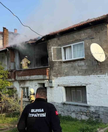 İki katlı evde yangın paniği mahalleyi sardı