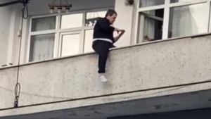 Sultangazi’de balkondan atlamak isteyen genç yürekleri ağza getirdi