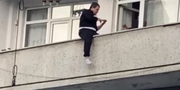 Sultangazi’de balkondan atlamak isteyen genç yürekleri ağza getirdi