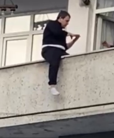 Sultangazi’de balkondan atlamak isteyen genç yürekleri ağza getirdi